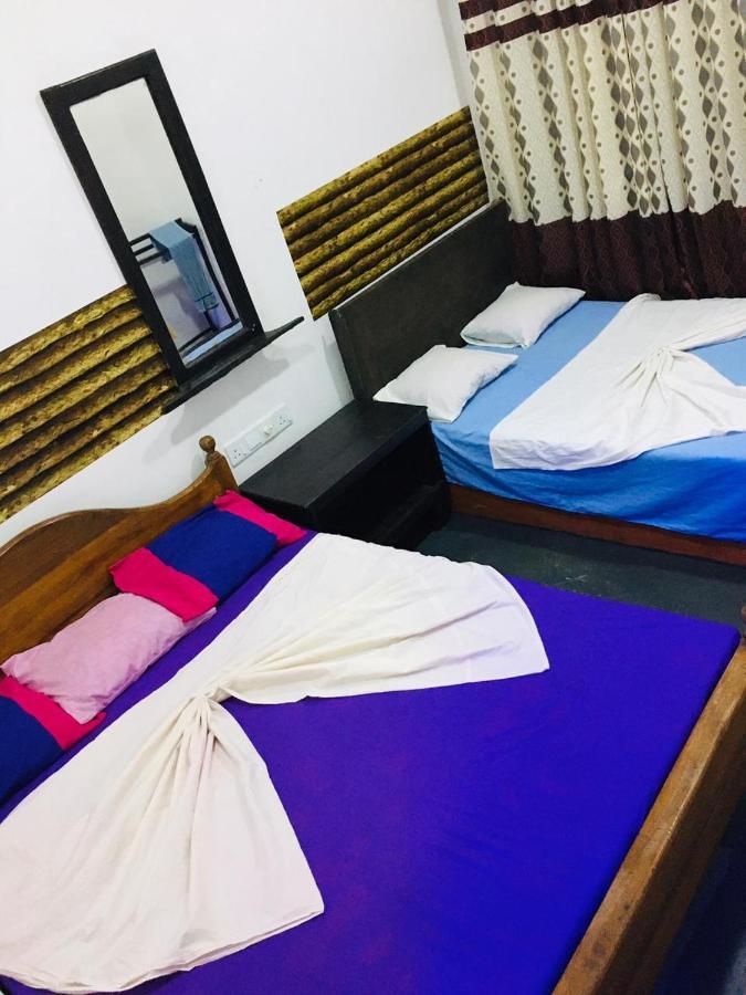 Hotel Bathiya Tourist Guest Anuradhapura Esterno foto
