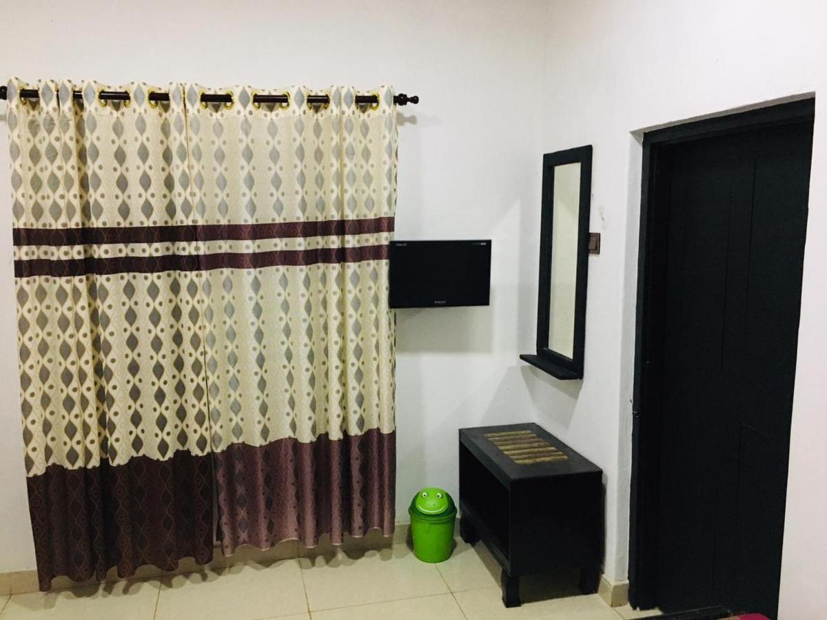 Hotel Bathiya Tourist Guest Anuradhapura Esterno foto
