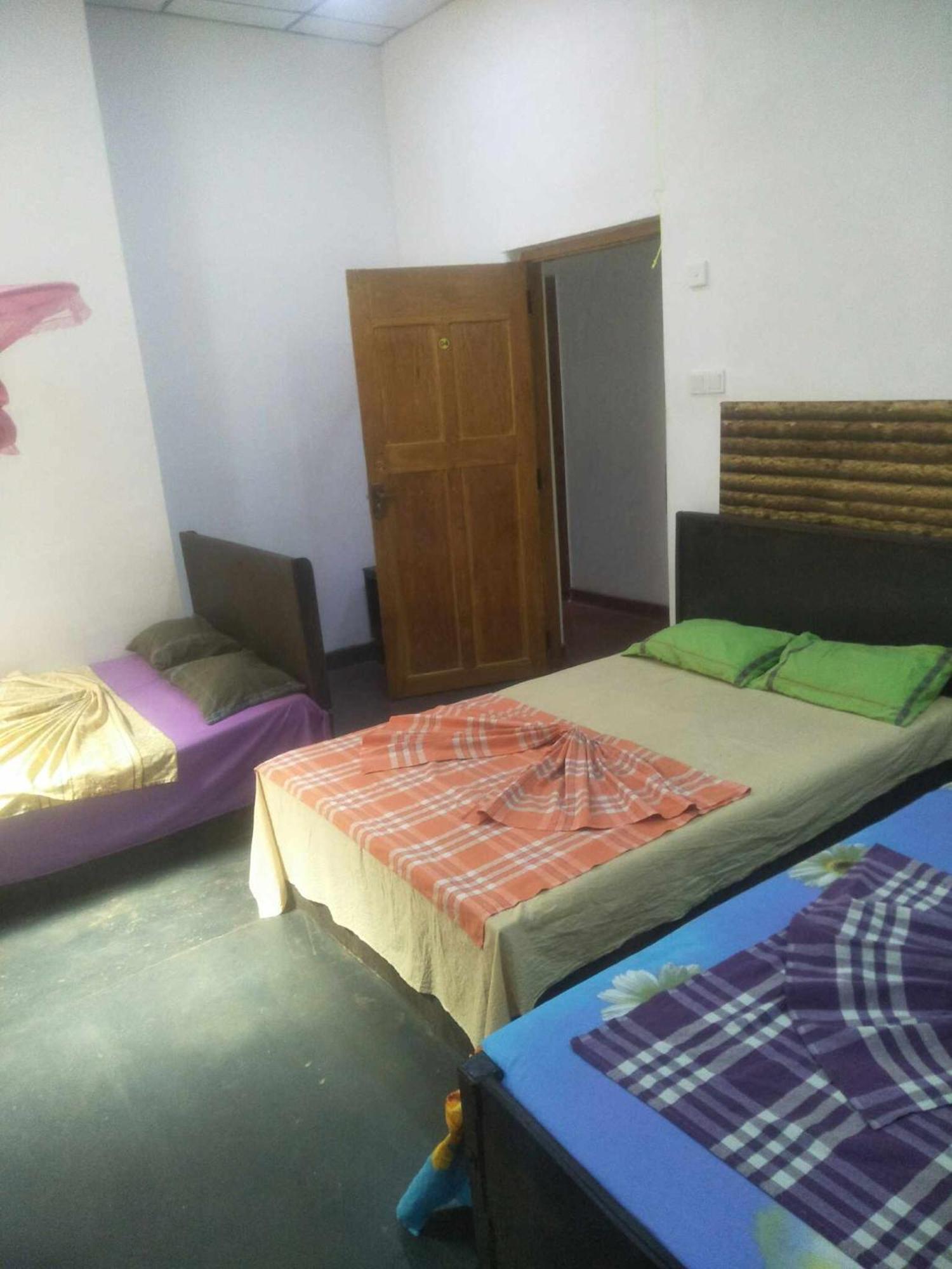 Hotel Bathiya Tourist Guest Anuradhapura Esterno foto